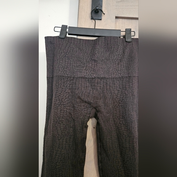 SPANX Look At Me Now Seamless Leggings In Crocodile Print. Brown/black. Size LG - Picture 8 of 11